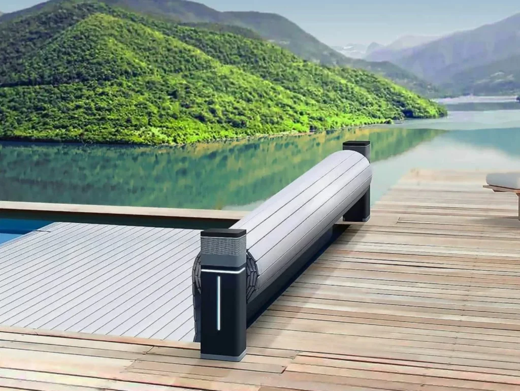Automatische Poolabdeckung mit Rollladen für einen GFK-Pool