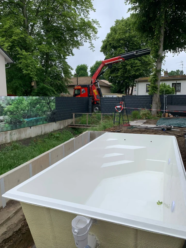 GFK-Pool wird mit einem Kran in den Garten gehoben