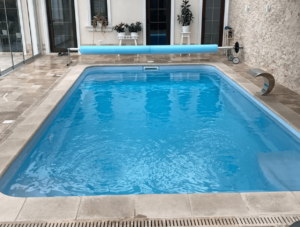 GFK Pool kaufen – moderner einfarbiger GFK Fertigpool im Garten