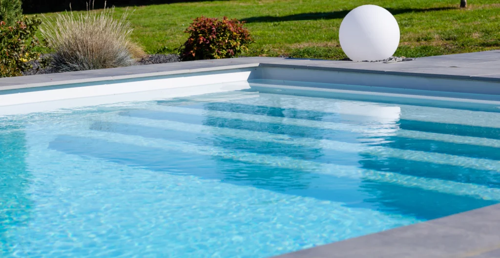 GFK Pool mit integrierter Treppe für komfortablen Einstieg