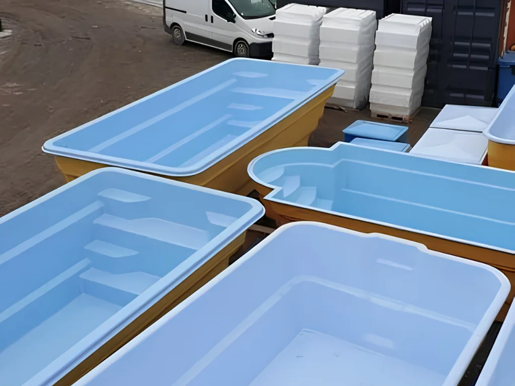 GFK-Pools in der Produktion und Vorbereitung für den Transport