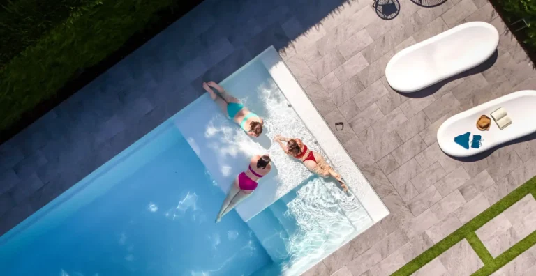 GFK Pool mit breiter Treppe für Kinder und Familie