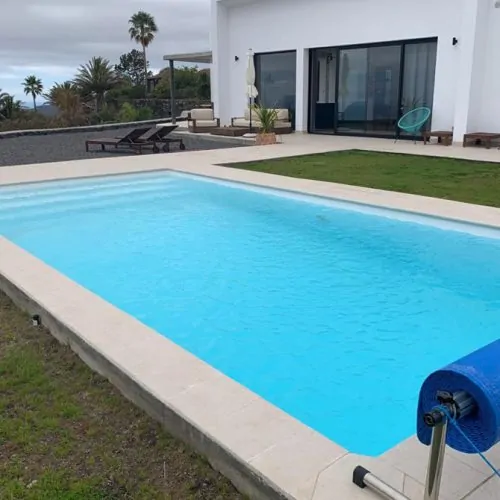 GFK Pool mit Treppe und freier Schwimmfläche