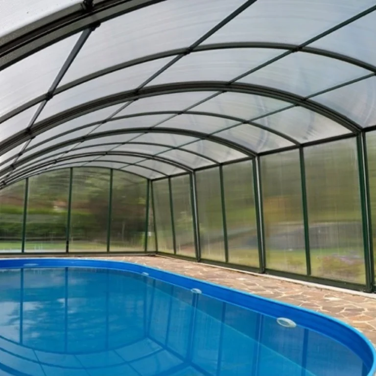 Hohe Poolüberdachung über einem GFK-Pool mit begehbarem Innenbereich