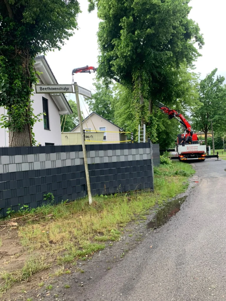 Autokran bei der Lieferung eines GFK-Pools in Deutschland