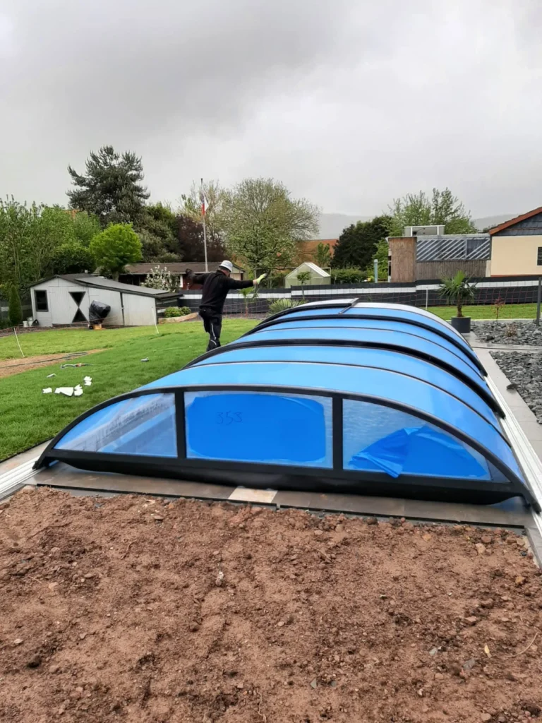 Poolüberdachung über einem GFK-Pool während der Gartenmontage
