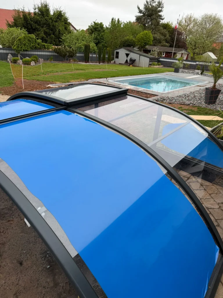 Poolüberdachung mit Blick auf GFK-Pool und Gartenanlage