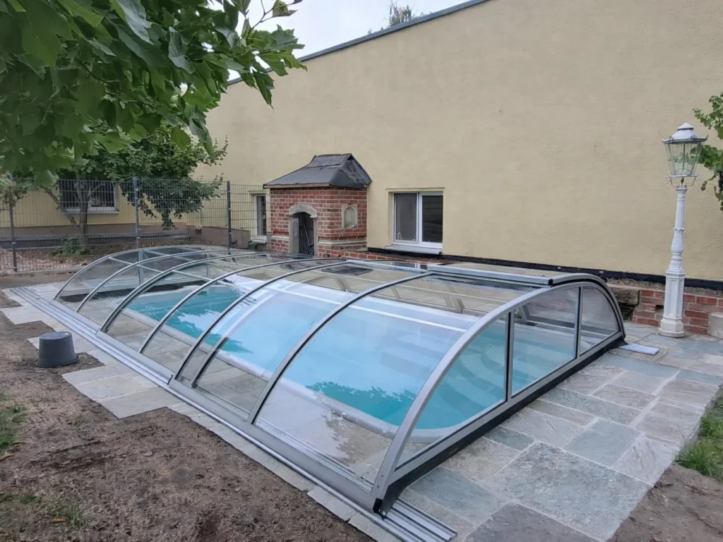 Niedrige Poolüberdachung über einem Pool im privaten Garten