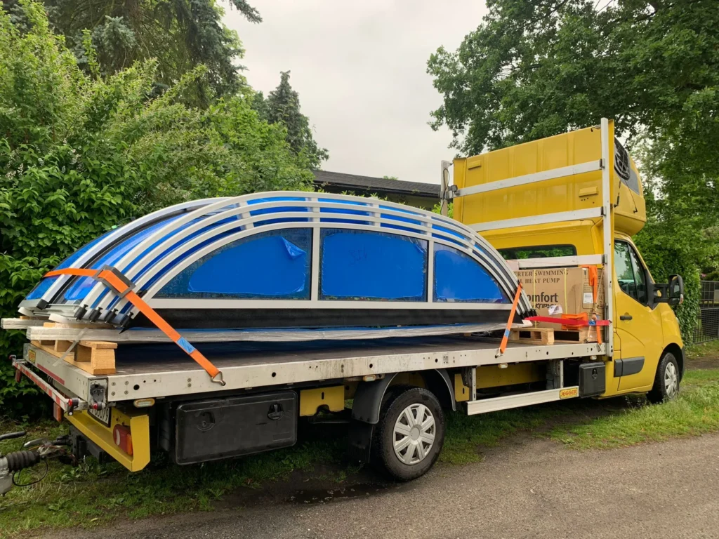Poolüberdachung auf einem LKW für den Transport