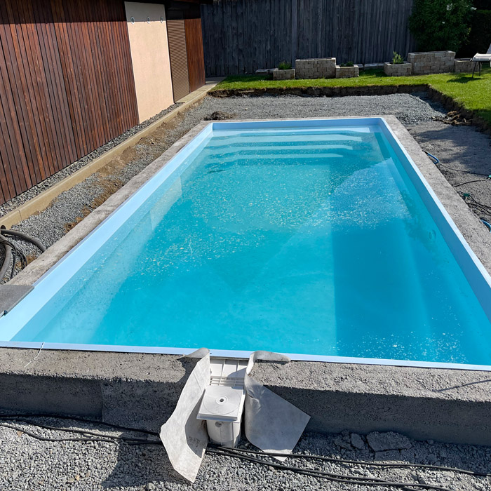 Skimmer und Einlaufdüsen im GFK Pool
