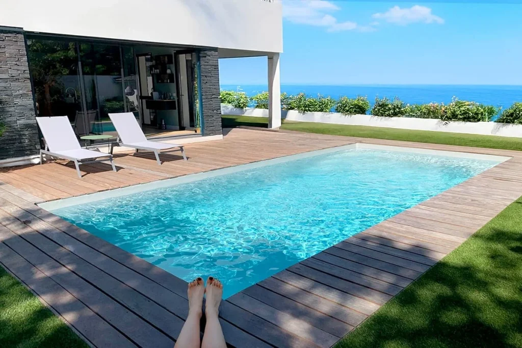 Moderner GFK-Pool als Alternative zum Betonpool im Garten