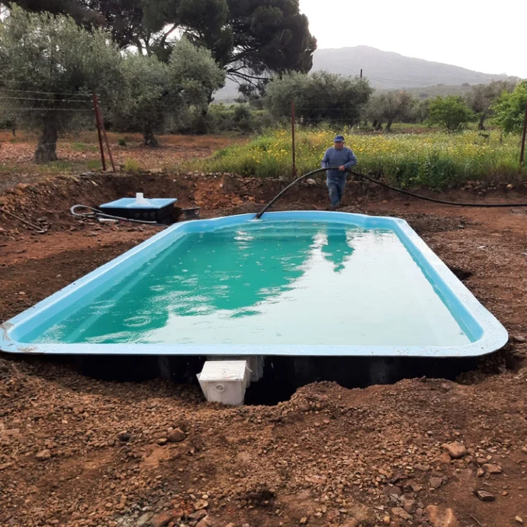 GFK-Pool bei der Installation in einer vorbereiteten Baugrube