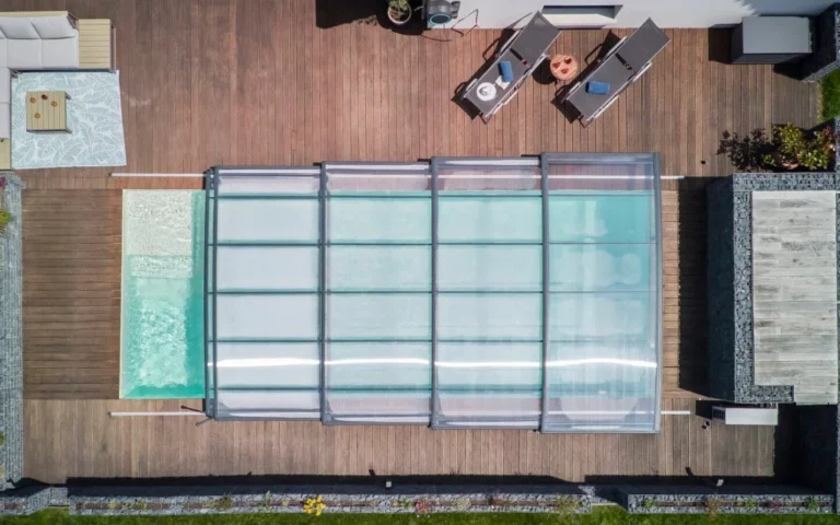 Moderner GFK-Pool mit Poolüberdachung und Terrasse aus der Vogelperspektive